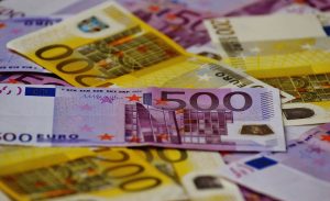 Billetes de 200 y 500 euros extendidos sobre una superficie