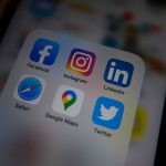 Primer plano de la pantalla de un teléfono móvil con iconos de redes sociales