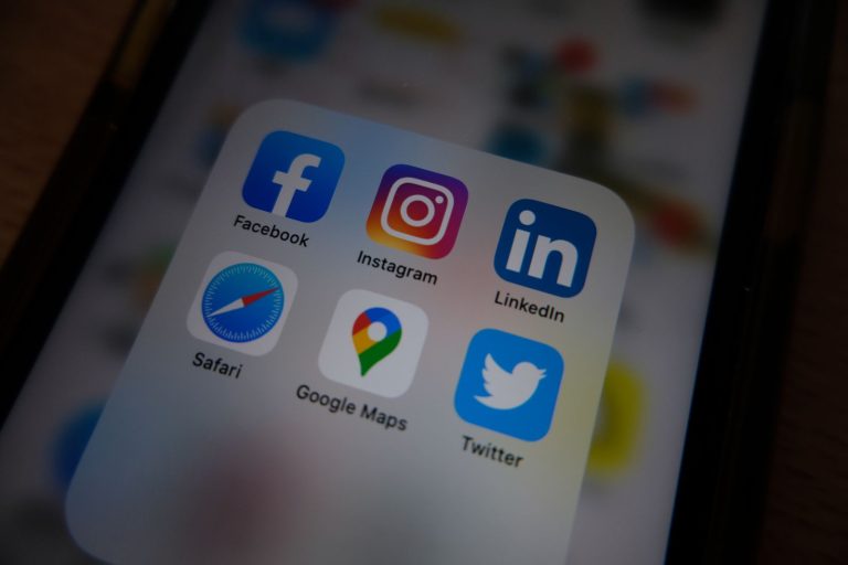 Primer plano de la pantalla de un teléfono móvil con iconos de redes sociales