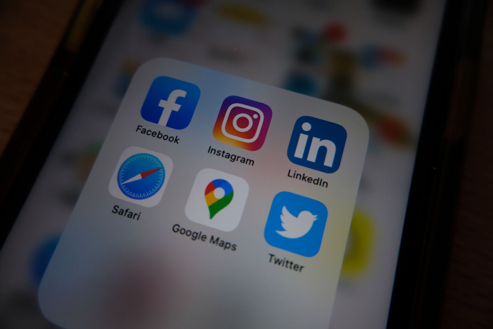 Primer plano de la pantalla de un teléfono móvil con iconos de redes sociales